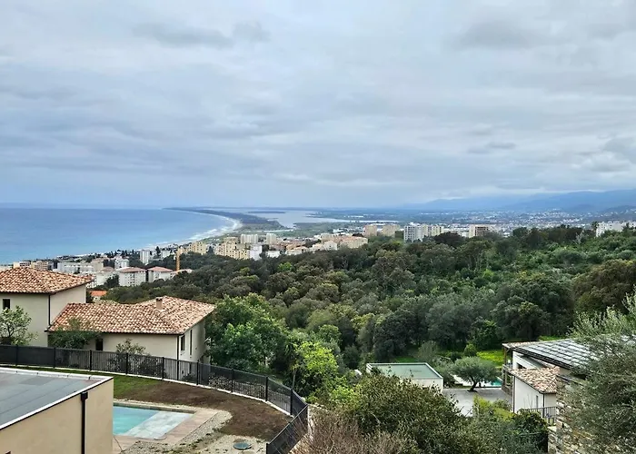 Magnifique Avec Piscine- Hauteurs De