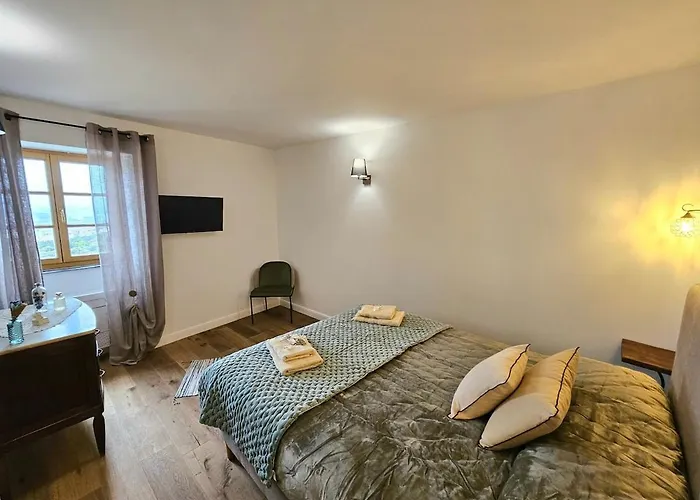 Magnifique Avec Piscine- Hauteurs De *